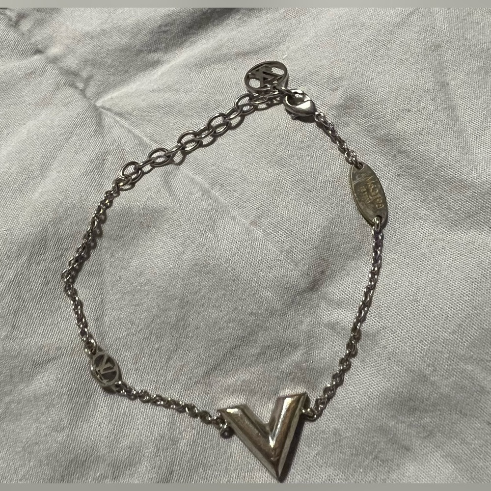 Authentic Louis Vuitton Essential V Bracelet